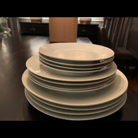 Set of 12 white porcelain plates - Picture 2 of 2